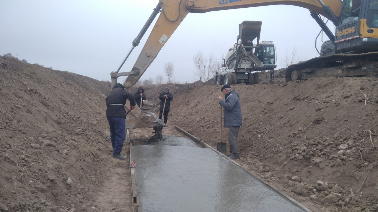 КАНАЛЛАРНИ БЕТОНЛАШ ДАВОМ ЭТМОҚДА