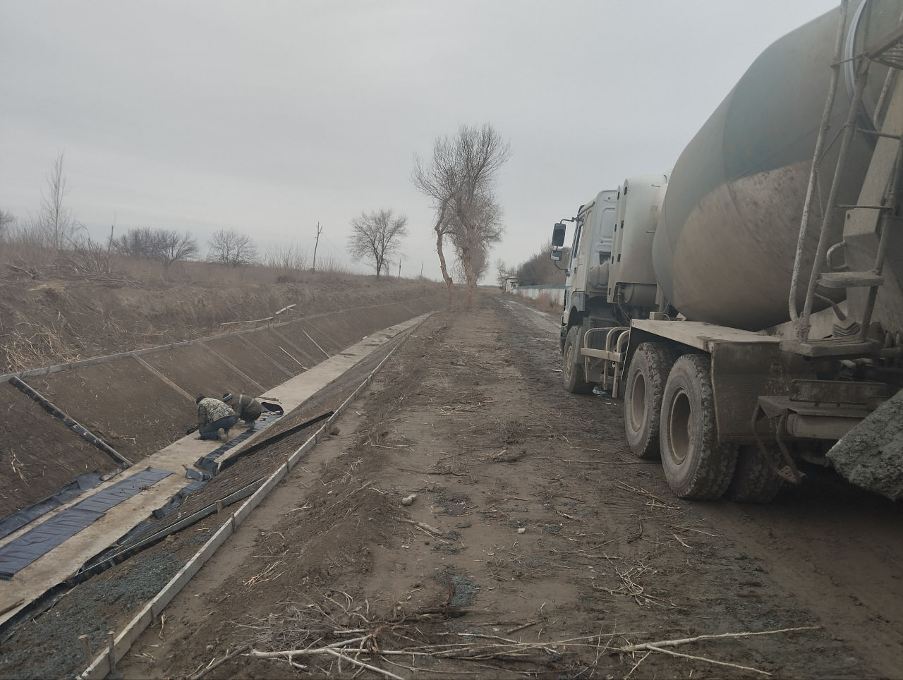 БОҒОТ ТУМАНИДАГИ 1 552 ГЕКТАР ЕР МАЙДОННИ СУВ БИЛАН ТАЪМИНЛОВЧИ “ҚАЛЪАЖИҚ” КАНАЛИ БЕТОНЛАНМОҚДА