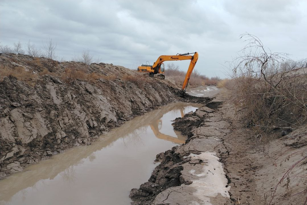 КУЗГИ-ҚИШКИ ТАДБИРЛАР ДОИРАСИДА СУҒОРИШ ТАРМОҚЛАРИ ТОЗАЛАНМОҚДА